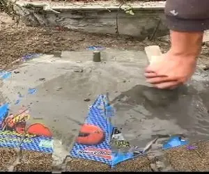 معماری خلاقانه؛ یه دونه چتر برداشت بعنوان قالب سیمان مالیش کرد باهاش گلدون ساخت گرون