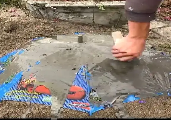 معماری خلاقانه؛ یه دونه چتر برداشت بعنوان قالب سیمان مالیش کرد باهاش گلدون ساخت گرون