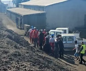 (ویدئو) تصاویر شوکه‌کننده و تلخ از انتقال پیکر فوتی‌های معدن در طبس