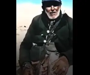 آواز خیابانی؛ ببینید این پیرمرد ریش سفید چه سوزناک از شجریان میخونه گویا عاشق استاد