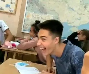 کیا اینطوری تو کلاس درس می خوابیدن؟ / ویدیو