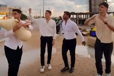 آواز محلی؛ تو جنوب بارون اومده مردم از خوشحالی پایکوبی میکنن و میخونن ساز جذابشون فقط