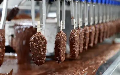 کارخانه تولید؛ فرآیند تولید بستنی مگنوم با سر میره تو تشت شکلات و بادوم