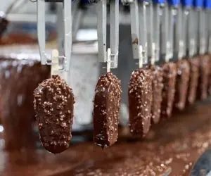 کارخانه تولید؛ فرآیند تولید بستنی مگنوم با سر میره تو تشت شکلات و بادوم