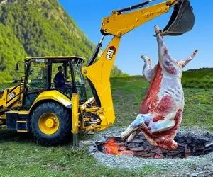 غذای غول پیکر؛ گاو درسته رو مرینیت کردن فویل پیچ با جرثقیل انداختن تو ذغال کبابی شه