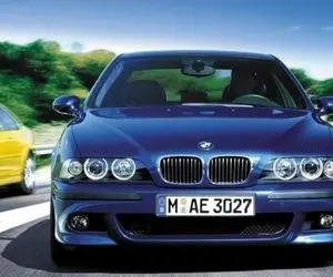 بی ام و M5 E39 دیوانه کننده در اتوبان با سرعت بالا