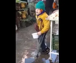 آواز خیابانی؛ بچه پا شکسته سوزدار آهنگ آتشم زد رو میخونه فقط که میگه میخوام برم دکتر