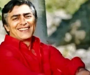 آواز جگرسوز؛ محمدعلی فردین برای دختر و یار دیرینش با چشم پر از اشک سلطان قلبهارو خوند