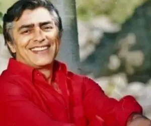 آواز جگرسوز؛ محمدعلی فردین برای دختر و یار دیرینش با چشم پر از اشک سلطان قلبهارو خوند