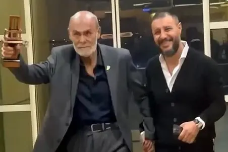 آواز معروفا؛ رقص جنجال بر انگیز جمشید هاشم پور  و جواد عزتی نخورن زمین