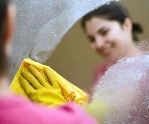 ترفندای خونگی واسه تمیز کردن آینه؛ اینجوری خیلی شیک و سرعتی شیشه آینه رو برق بنداز