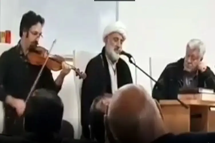 آواز اصیل؛ حاج آقا چنان ستودنی خوند حضار دست به گوشی شدن برا فیلم گرفتن و ثبت شاهکار
