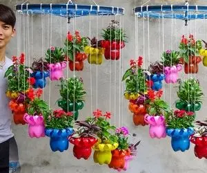 ایده های خلاقانه؛ آویز مارپیچ پر از گل با بطری های پلاستیکی دوغ و نوشابه واسه تراس