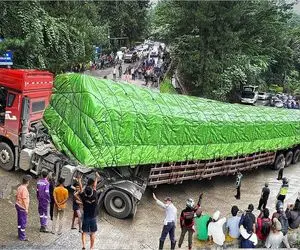 تجهیزات سنگین /  تریلر ۳۰ متری در گردنه کوهستانی گیر کرد مهرات اپراتورش دیدنی است