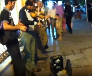 آواز خیابانی؛ آقاهه مثل فشنگ ویولن میزنه آدم نفسش بند میاد وقتی نگاه میکنه بنازم