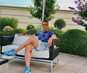 (عکس) علی کریمی از دخترش رونمایی کرد