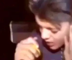 آواز اصیل؛ پسر دوستداشتنی فسقلی چه با خلوص آهنگ من عاشق شبگردم رو میخونه بند و بساطشو