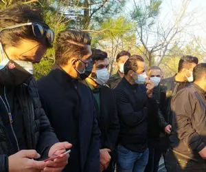 اشک های علی کریمی در مراسم تشییع جنازه علی انصاریان