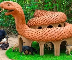 معماری خلاقانه؛ آقاهه واسه سگاش یه لونه ساخته شکل مار پیتون غول که دور خودش پیچیده