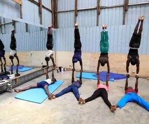 تمرینات عجیب گروه آکروباتیک کنیا 