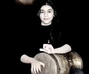 آواز اصیل؛ رقص بی نظیر انگشتان این دختر پر استعداد که تمبک مینوازه با وجود سن کمش