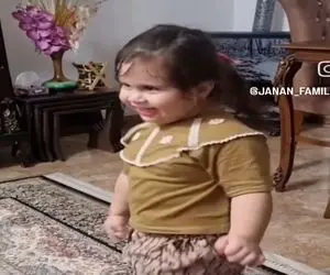 آواز محلی؛ دختربچه تپلی با آهنگ مازنی انقد بامزه ریتم میاد که باباش خنده ی ذوق میکنه