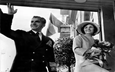 سفر به ایام قدیم سال 1338؛ چمباتمه زدن فرح کنار زن دست فروش