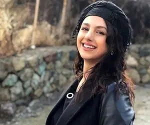 فیلم رقص جوانه دلشاد با لباس ناجور وسط دریاچه نمک!
