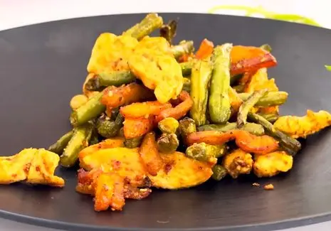 آموزش آشپزی؛ یه ترکیب ترد و کره‌ای با سیب‌زمینی، مرغ و لوبیا سبز