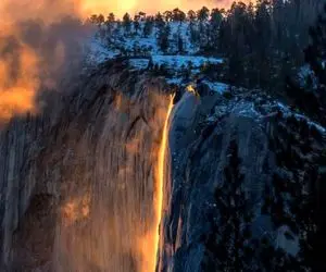 آبشار آتش؛ وقتی خورشید آبشار را به آتش می کشد و جریانی از گدازه‌ به راه می اندازد