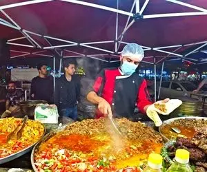 غذای خیابانی ارزان ؛ سرو ساندویچ جذاب جیگر مرغ و گوشت کنار خیابان / چه باحال پیچید !