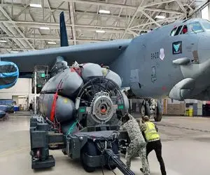 صنایع مدرن؛ خط تولید هیجان انگیز  بمب افکن B-52  تو کارخونه جمع وجور تو اعماق جنگل