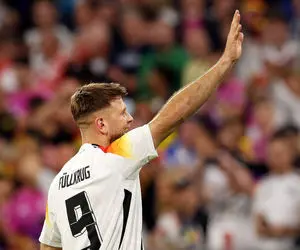 بازیکن تیم ملی آلمان دست یک هوادار را شکست!