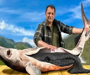 غذاهای محلی؛ ماهی رو زنده زنده با خاویار تو شکمش مزه دار کرد گذاشت وسط  آتیش