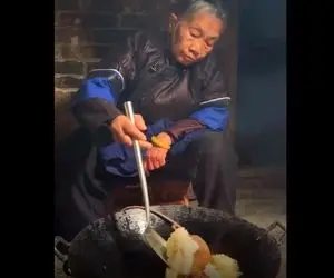 قبایل ناشناخته؛ ننه بزرگ چینی موش تو خونش رو گرفته لای باگت میزاره درسته سرخش میکنه