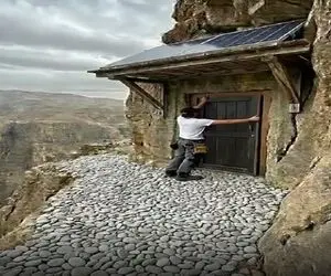 معماری خلاقانه؛ والا اینجا پاتوق بزکوهیه ولی این آقا رفت کوه رو شکافت توش خونه ساخت توپ