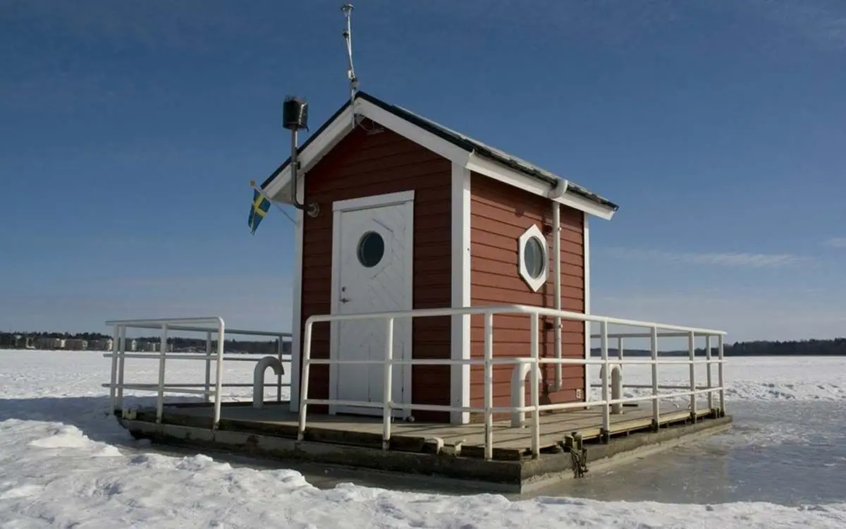 large_utter-inn-hotel-lake-malaren-sweden-shutterstock_716360839_aa172b4e07