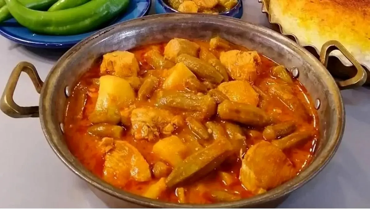 طرز تهیه خوراک بامیه با مرغ بسیار لذیذ و خوشمزه / همراه با ترفند لزج نشدن