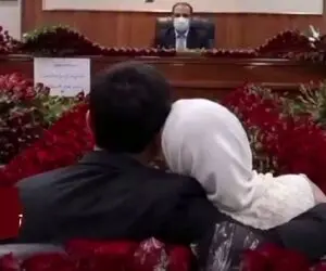1373شاخه گل رز در دادگاه خانواده معجزه کرد؛ عروس جوان از طلاق منصرف شد