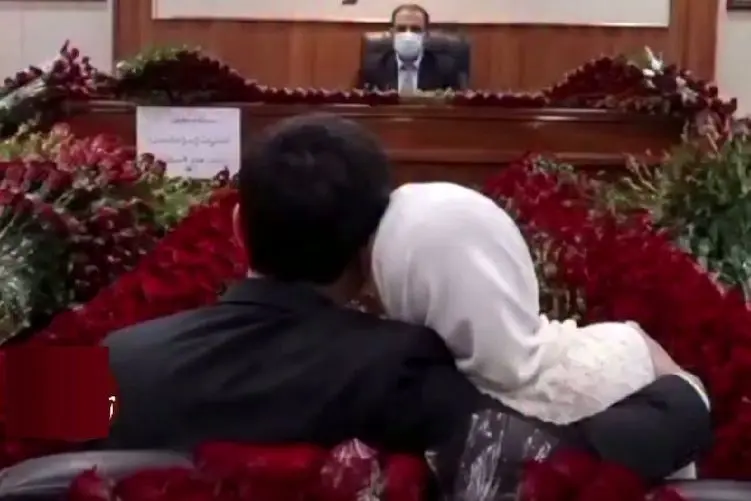 1373شاخه گل رز در دادگاه خانواده معجزه کرد؛ عروس جوان از طلاق منصرف شد