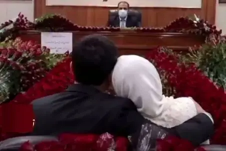 1373شاخه گل رز در دادگاه خانواده معجزه کرد؛ عروس جوان از طلاق منصرف شد