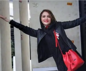 ست عجیب لباس خانم بازیگر با بستنی