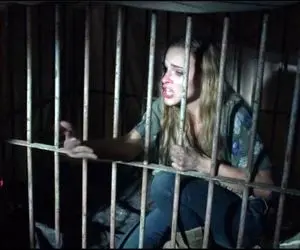 دختر ۵ ساله ماهها در قفس سگ زندانی بود!