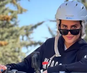 دوچرخه‌سواری الناز شاکردوست در طبیعت با لباس جذب + عکس