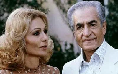 سفر به ایام قدیم سال 1342؛ سرک کشی با قیافه عبوس فرح دیبا پشت محمدرضا پهلوی