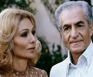 سفر به ایام قدیم سال 1342؛ سرک کشی با قیافه عبوس فرح دیبا پشت محمدرضا پهلوی