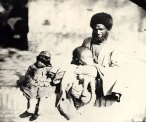 سفر به عصر ناصری؛ ناقص الخلقه های قجری و عهد ناصری با سر باد کرده سوژه عکاسا بودن 