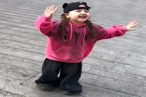 آواز شاد؛ دختربچه مو طلا با رقصش یه کاری کرد کل اینستا بگن دوست دارن بچه شون دختر بشه