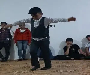 آواز شاد؛ پسربچه با رقصش کاری کرده بچه های دیگه که دارن نگاهش میکنن انگشت به دهنن