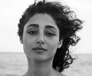 گلشیفته فراهانی با لباس نیمه عریان در دریا! + عکس